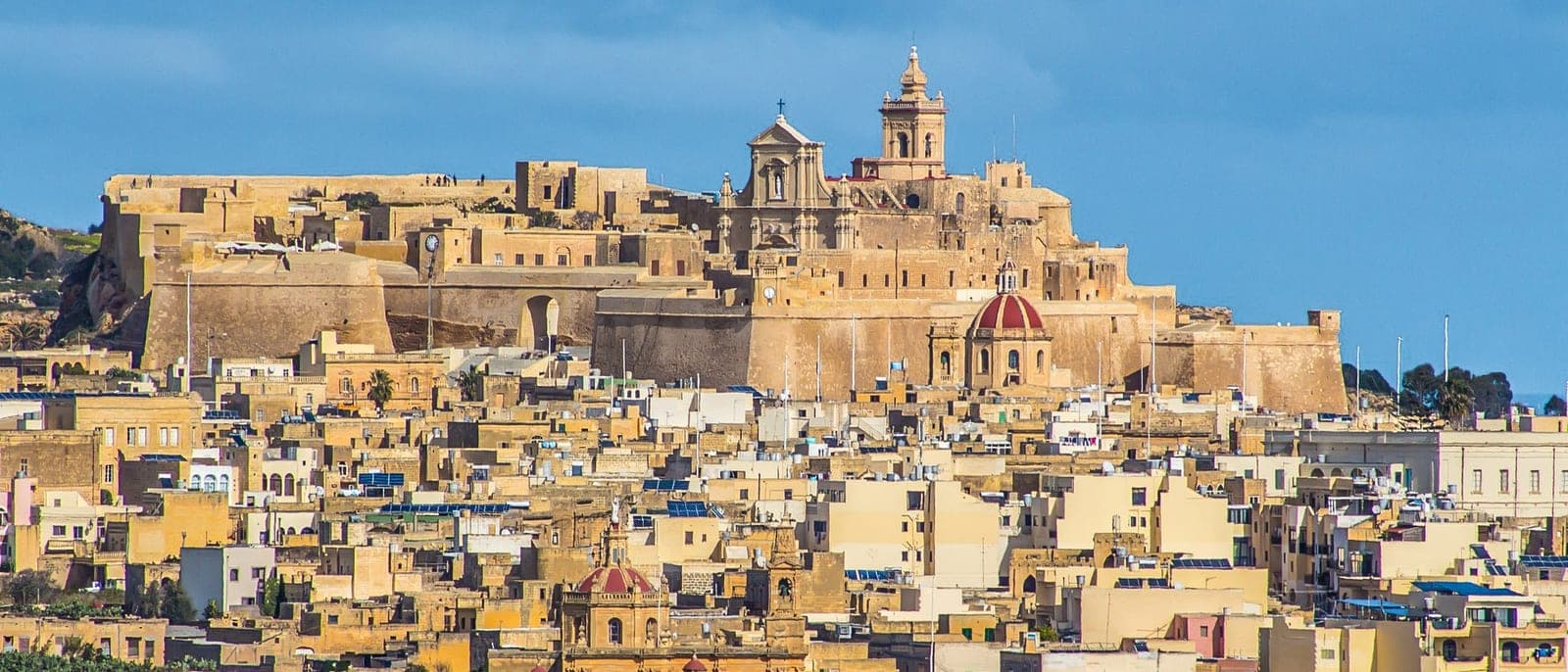 La Ciudadela de Victoria en lo alto de su colina, con la catedral asomando sobre las murallas y las casas de piedra de Gozo alrededor