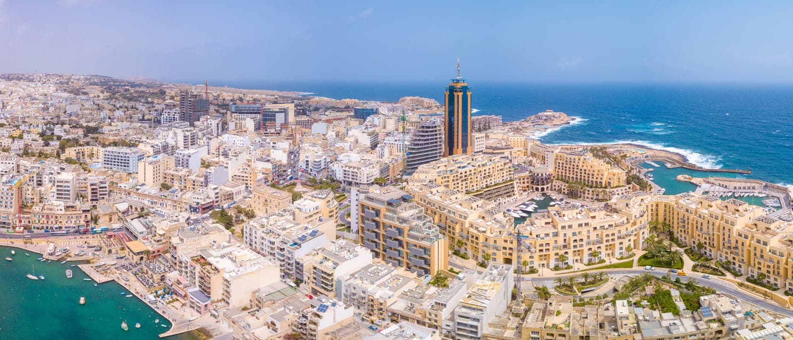 St Julian's desde el aire: la bahía de Balluta, la torre de Portomaso, los hoteles de la costa y Paceville detrás, en un día de sol
